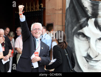 John Kelly, fratello di Michael Kelly, festeggia dopo aver letto una copia dell'attesissimo rapporto di inchiesta Saville nella domenica di Bloody, fuori dalla Guildhall a Londonderry. Foto Stock