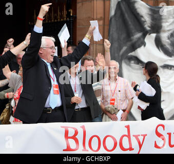 John Kelly (a sinistra), fratello di Michael Kelly, celebra dopo aver letto una copia del tanto atteso rapporto di inchiesta Saville in Bloody Sunday, all'esterno della Guildhall di Londonderry. Foto Stock