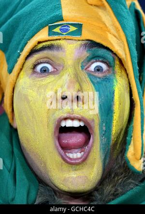 Un fan brasiliano mostra il suo sostegno, in stand prima del calcio d'inizio Foto Stock