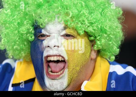 Un fan brasiliano mostra il suo sostegno, in stand prima del calcio d'inizio Foto Stock