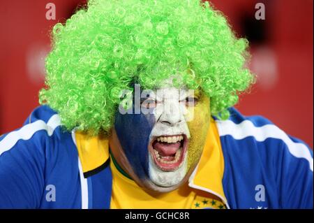 Un fan brasiliano mostra il suo sostegno, in stand prima del calcio d'inizio Foto Stock
