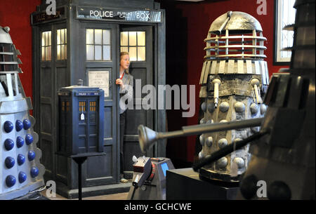 L'impiegato di Bonhams Katherine Boyle emerge dal TARDIS utilizzato per trasportare la nona incarnazione del dottor Who, Christopher Eccleston, in Bonhams a Knightsbridge, Londra, circondato da Daleks degli anni '60, alcuni degli oggetti del dottor Who memorabilia nella vendita di memorabilia di intrattenimento della casa d'aste del giugno 23. Foto Stock