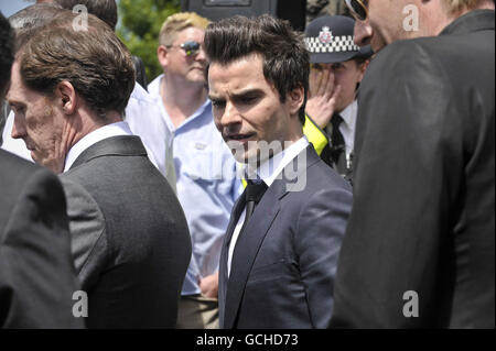 Il cantante Stereophonics Kelly Jones lascia il servizio funerale dell'ex batterista Stereophonics Stuart Cable, nella chiesa di St Elvans ad Aberdare, Galles. Foto Stock