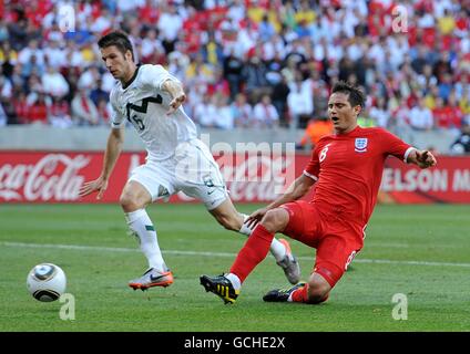 La Slovenia di Bostjan Cesar (a sinistra) e la battaglia inglese di Frank Lampard per la sfera Foto Stock