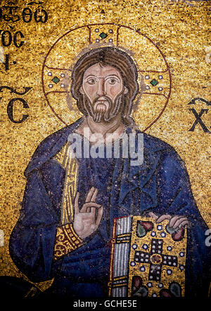 Dettaglio dell'imperatrice Zoe Mosaico, Cristo è rivestito in Dark Blue Robe (come è il Custom in arte bizantina), è seduto contro Uno sfondo dorato, ... Foto Stock