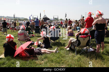 I festaioli guardano l'Inghilterra contro la Slovenia nella Coppa del mondo che è stata mostrata su uno schermo sul palco di Pyramid al Festival di Glastonbury presso la Worthy Farm, Somerset. PREMERE ASSOCIAZIONE foto. Data immagine: Mercoledì 23 giugno 2010. Guarda la storia di PA i fan DI WORLDCUP. Il credito fotografico dovrebbe essere: Filo Yui Mok/PA Foto Stock