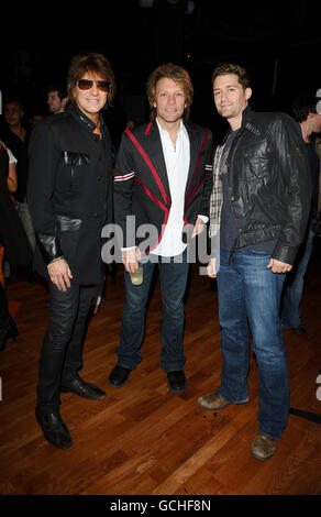 (Da sinistra a destra) Richie Sambora, Jon Bon Jovi e Matthew Morrison backstage al White Trash bella sfilata di moda all'Indigo2 di Londra. Foto Stock