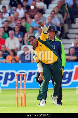 Cricket - Friends provident Twenty 20 - Nottinghamshire v Durham - Trent Bridge. Nottinghamshire's Samit Patel bowling contro Durham Foto Stock