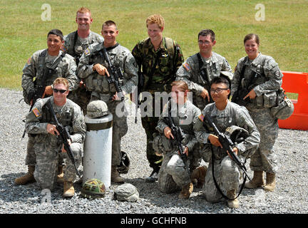 Il principe Harry (fila posteriore, centro) si pone con i cadetti dell'ufficiale dell'esercito degli Stati Uniti dopo aver partecipato ad un esercizio di tiro dal vivo presso i campi di tiro di Fort Buckner all'accademia militare di West Point nello stato di New York, Stati Uniti. Foto Stock