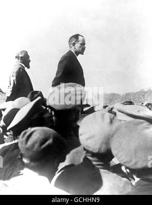 I LEADER BOLSCEVICHI SI RIVOLGONO AI LORO SEGUACI: LEON TROTSKY (L) E NIKOLAI LENIN PARLANDO AD UNA FOLLA DI OPERAI E SOLDATI PER LE STRADE DI PETROGRAD (EX ST. PETERSBURG). 1917. Foto Stock