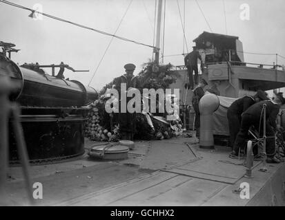 Royal Navy Bluejacks guardia la bara del guerriero sconosciuto A bordo dell'HMS Verdun prima di essere portato all'Abbazia di Westminster Per sepoltura Foto Stock