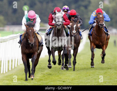 Verdant guidato da Ryan Moore (a sinistra) vince il Moorcroft handicap al Sandown Park Racecourse, Sandown. Foto Stock