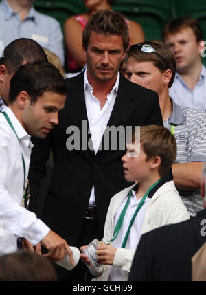 David Beckham e suo figlio Brooklyn arrivano a Center Court durante il Day Eleven dei Campionati di Wimbledon 2010 all'All England Lawn Tennis Club di Wimbledon. Foto Stock