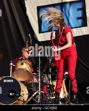Katie White e Jules de Martino dei Ting Tings si esibiscono sul palco principale durante il Wireless Festival di Hyde Park, nel centro di Londra. Foto Stock