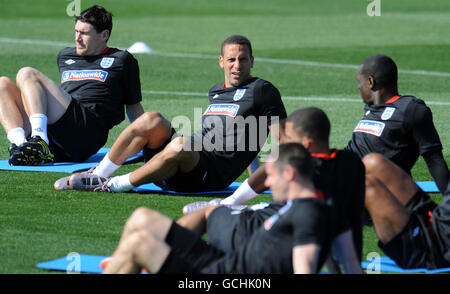 Il Rio Ferdinand (centro) inglese parla con Emile Heskey durante una sessione di allenamento al Royal Bafokeng Sports Complex, Rustenburg, Sudafrica. Foto Stock