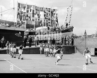 Scuola di coaching Football Association, Sports Arena, South Bank, Londra. I ragazzi di Central Park e Napier Road Schools in East Ham esercitano il controllo della palla Foto Stock