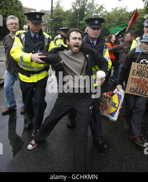 La polizia si scontra con i manifestanti del movimento anti-guerra irlandese fuori dall'ingresso dell'ambasciata israeliana a Ballsbrige a Dublino. Foto Stock