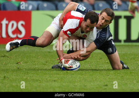 Rugby Union - Emirates Sevens - IRB World Series 2010 - Day Two - Murrayfield. Micky Young (a sinistra) in Inghilterra e Greig Laidlaw (a destra) in Scozia in azione Foto Stock