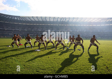 Il team Samoano esegue un tau Manu simile (Danza di guerra Samoana) dopo aver vinto la IRB Sevens World Series Foto Stock