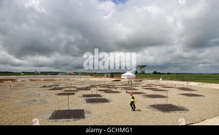 Il responsabile dell'installazione Derek McKay verifica alcune delle 96 antenne radio installate per il nuovo telescopio europeo LOFAR (Low Frequency Array) presso l'Osservatorio di Chilbolton vicino ad Andover, Hampshire. Foto Stock