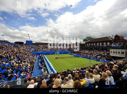 Una visione generale dell'azione di incontro tra Gael Monfils francese e Rainer Schuettler tedesco al Centre Court durante i Campionati AEGON al Queen's Club di Londra. Foto Stock