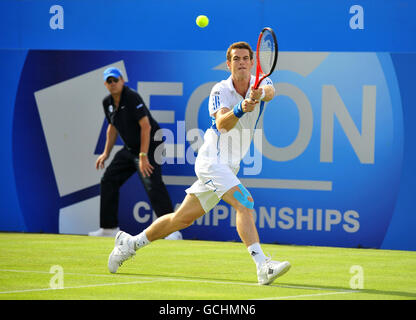 Andy Murray della Gran Bretagna gioca un tiro nella sua partita contro Ivan Navarro della Spagna durante i Campionati AEGON al Queen's Club di Londra. Foto Stock