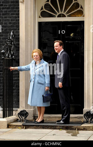 Primo Ministro David Cameron con la Baronessa Thatcher al 10 di Downing Street, nel centro di Londra. Foto Stock