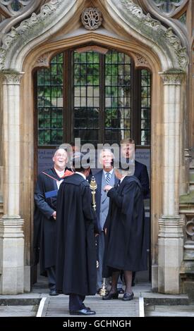 Il Principe di Galles (al centro a destra) all'Università di Oxford prima di pronunciare il suo discorso al Teatro Sheldonian. Charles ha detto che un aumento dell'industrializzazione e della crescita della popolazione stava danneggiando il mondo e che era insostenibile. Foto Stock