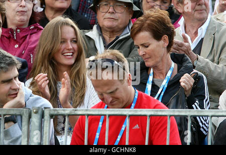 Tennis - Campionati AEGON 2010 - terzo giorno - il Club della Regina. Kim Sears (a sinistra) e la madre di Andy e Jamie Murray, Judy, guardano durante i campionati AEGON al Queen's Club di Londra. Foto Stock