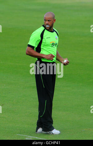 Cricket - Friends provident Twenty20 - Surrey v Gloucestershire - The Brit Oval. Andrew Symonds, Surrey Foto Stock