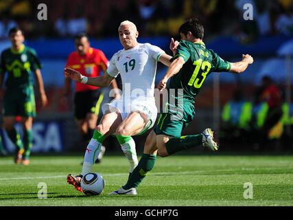 Algerino Hassan Yebda (a sinistra) e Slovenia Bojan Jokic battaglia per la sfera Foto Stock