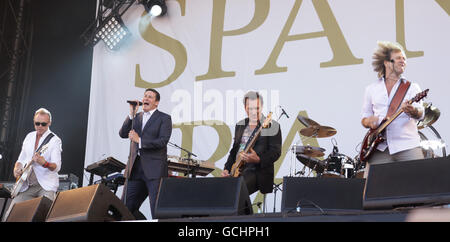 Spandau Ballet (sinistra - destra) Gary Kemp, Tony Hadley, Martin Kemp e Steve Norman si esibiscono sul palco principale, al Festival dell'Isola di Wight, al Seaclose Park di Newport. PREMERE ASSOCIAZIONE foto. Data foto: Domenica 13 giugno 2010. Guarda il festival DI SHOWBIZ della storia della Pennsylvania. Il credito fotografico dovrebbe leggere: Yui Mok/PA filo Foto Stock