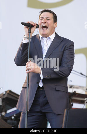 Tony Hadley of Spandau Ballet si esibisce sul palco principale, al Festival dell'Isola del Wight, al Seaclose Park di Newport. Foto Stock