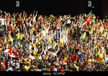 Calcio - Coppa del mondo FIFA Sud Africa 2010 - Gruppo D - Serbia contro Ghana - Stadio Loftus Versfeld. Tifosi del Ghana che fanno un'onda messicana negli stand Foto Stock