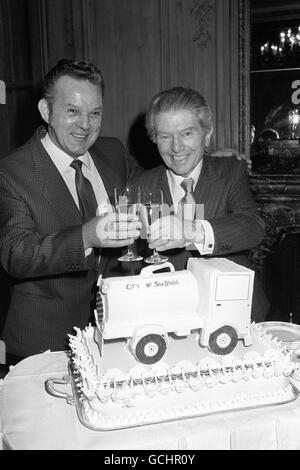 John Wilcock (a sinistra), conducente di un veicolo di pulizia stradale per il reparto di pulizia della città di Sheffield, ha presentato una torta a forma di veicolo che guida da Egon Ronay, presidente della British Academy of Gastronomes, oggi a Londra. Foto Stock