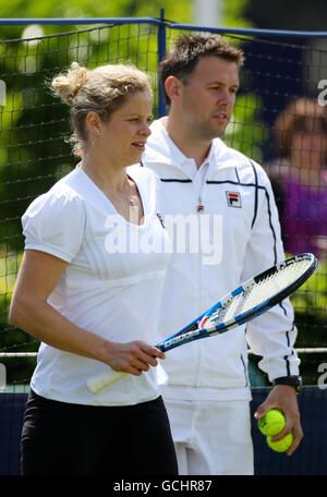 Tennis - AEGON International - giorno due - Devonshire Park. Il belga Kim Clijsters parla con il suo allenatore durante una sessione di pratica durante l'AEGON International al Devonshire Park di Eastbourne. Foto Stock