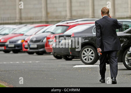 Il leader di fine Gael Enda Kenny si rechi alla Leinster House prima di un importante incontro di partito parlamentare per votare sulla battaglia di leadership tra lui stesso e Richard Bruton. Foto Stock