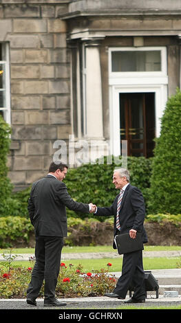 Fine Gael TD Richard Bruton (a destra) scuote le mani con fine Gael TD Terence Flanagan mentre si recava a Leinster House prima di un importante incontro di partito parlamentare per votare sulla battaglia di leadership tra lui stesso ed Enda Kenny. Foto Stock