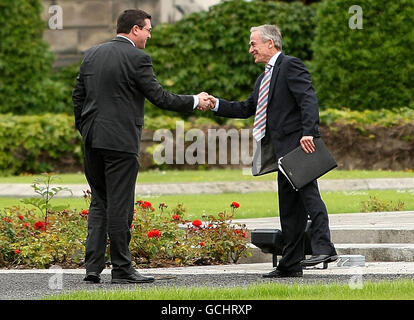 Fine Gael TD Richard Bruton (a destra) scuote le mani con fine Gael TD Terence Flanagan mentre si recava a Leinster House prima di un importante incontro di partito parlamentare per votare sulla battaglia di leadership tra lui stesso ed Enda Kenny. Foto Stock