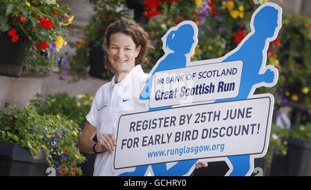 Sonia o'Sullivan, medaglia olimpica, lancia 2010 Bank of Scotland Great Scottish Run al di fuori delle City Chambers, a Glasgow. Foto Stock