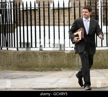 Il senatore Paschal Donoghue si è fatto strada verso la Leinster House, prima di un importante incontro del partito parlamentare per votare sulla battaglia di leadership tra Enda Kenny e Richard Bruton. Foto Stock