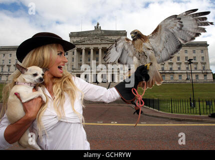 Laura McCausland con il suo cane Paris aiuta a lanciare la Grande Fiera di gioco d'Irlanda presso il Parlamento edifici, Stormont, Irlanda del Nord. Migliaia di persone si aspettano di radunarsi al Castello di Shanes ad Antrim per la Fiera del gioco irlandese sabato e domenica 26 e 27 giugno. Foto Stock