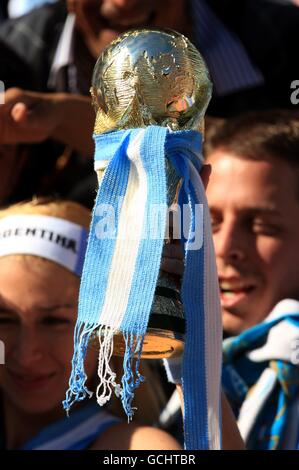 Calcio - Coppa del mondo FIFA Sud Africa 2010 - Gruppo B - Argentina / Corea del Sud - Soccer City Stadium. I tifosi argentini tengono una replica della Coppa del mondo negli stand al Soccer City Stadium Foto Stock