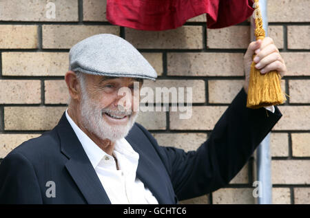 Sir Sean Connery, svela una targa che celebra il suo contributo al cinema scozzese mentre ritorna nella strada dove è nato a Fountainbridge, Edimburgo, 80 anni fa per incontrare le organizzazioni coinvolte nella sua rigenerazione. Foto Stock