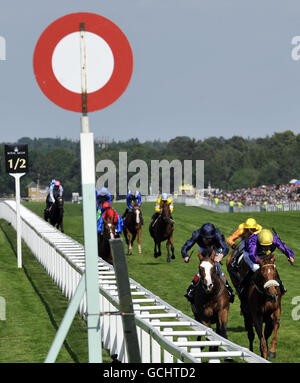 Rito di passaggio guidato da Pat Smullen (a destra) vince la Gold Cup il terzo giorno del Royal Ascot Meeting presso l'ippodromo di Ascot, Berkshire. Foto Stock