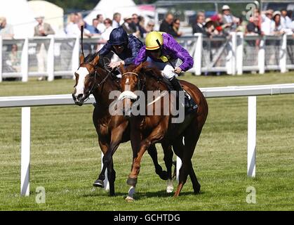 Rito di passaggio guidato da Pat Smullen (destra) vince il Gold Cup from Age of Aquarius guidato da Johnny Murtagh Durante il giorno delle Signore al Royal Ascot Foto Stock