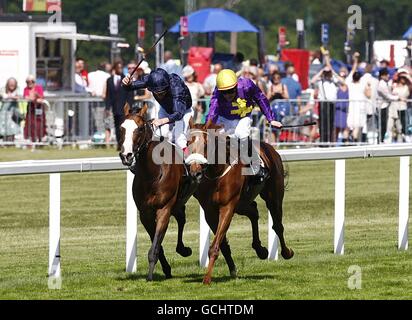 Rito di passaggio guidato da Pat Smullen (destra) vince il Gold Cup from Age of Aquarius guidato da Johnny Murtagh Durante il giorno delle Signore al Royal Ascot Foto Stock