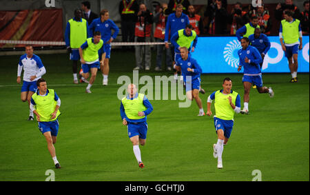 Inghilterra Michael Carrick (a sinistra) Wayne Rooney (al centro) e John Terry (a destra) guidano i giocatori in un esercizio di jogging durante la sessione di allenamento al Green Point Stadium, Città del Capo, Sudafrica. Foto Stock