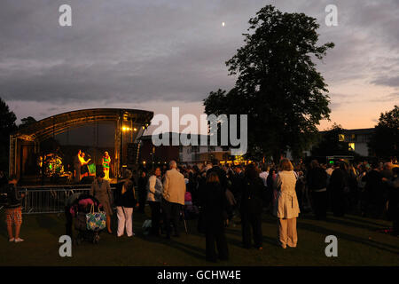 Horse Racing - Lingfield Racing e musica notte - Lingfield Park Racecourse Foto Stock