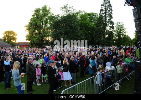 Corse ippiche - Lingfield Racing and Music Night - Lingfield Park Racecourse. Abba Inferno si esibiscono per i tifosi dopo la gara Foto Stock